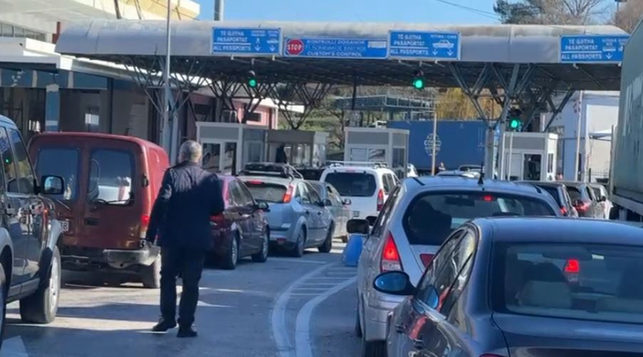 Shqiptarët kthehen në atdhe për Pashkë, rreth 8 mijë persona hyjnë në vend përmes pikës kufitare të Kakavijës